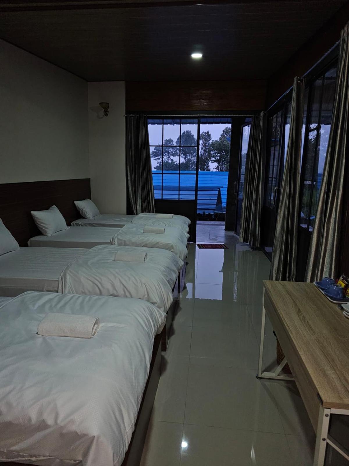 होटल Camp House